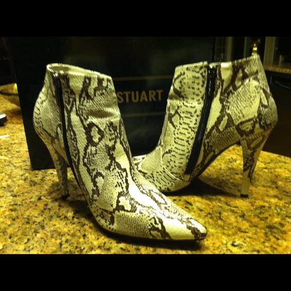 Beautiful  Snake Skin Print Boots - Picture 2 of 4