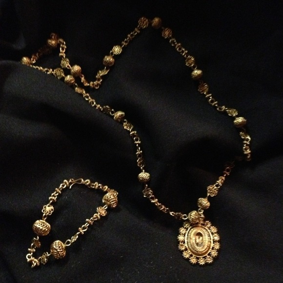 👉Hold @mimzy74👈Gold tone necklace and bracelet🍭