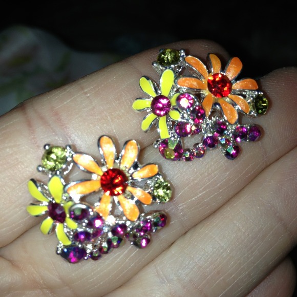Flower and rhinestone stud earrings