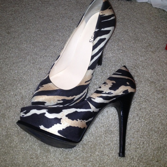 SOLD!!!!!!    Guess 6.5 tiger print pumps