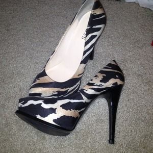 SOLD!!!!!!    Guess 6.5 tiger print pumps