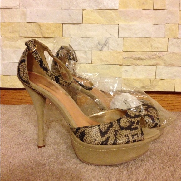 Charlotte Russe Sandal - Picture 1 of 2