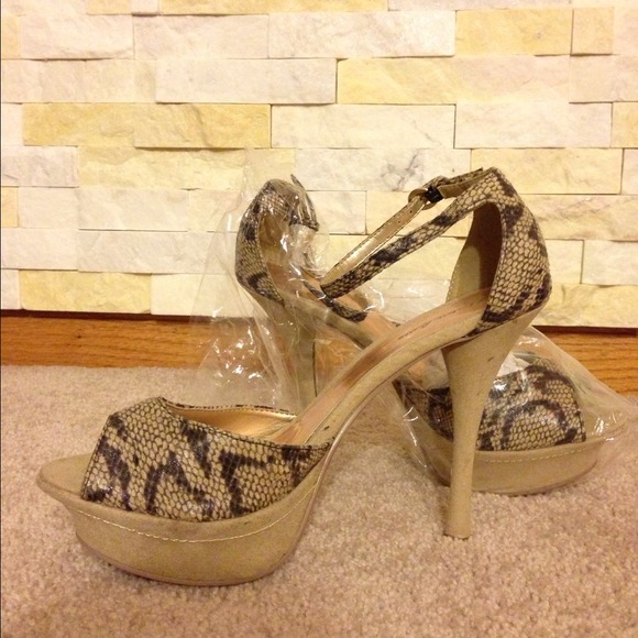 Charlotte Russe Sandal - Picture 2 of 2