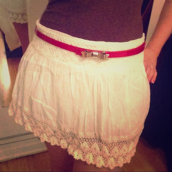 Dresses & Skirts - 📛SOLD IN BUNDLE📛White flirty skirt w/ embroidery