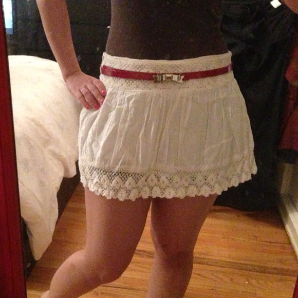 📛SOLD IN BUNDLE📛White flirty skirt w/ embroidery - Picture 2 of 3