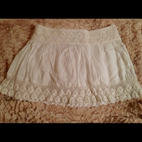 📛SOLD IN BUNDLE📛White flirty skirt w/ embroidery - Picture 3 of 3