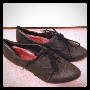 Pointy big Buddha shoes