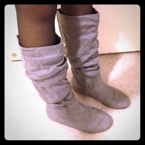 Grey surfed round toe boots