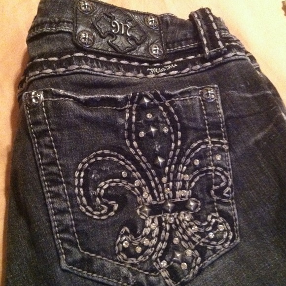 Miss me 32x32 distressed black no wear spots