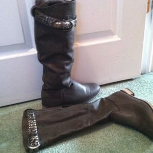 Brown boots with a buckle on top