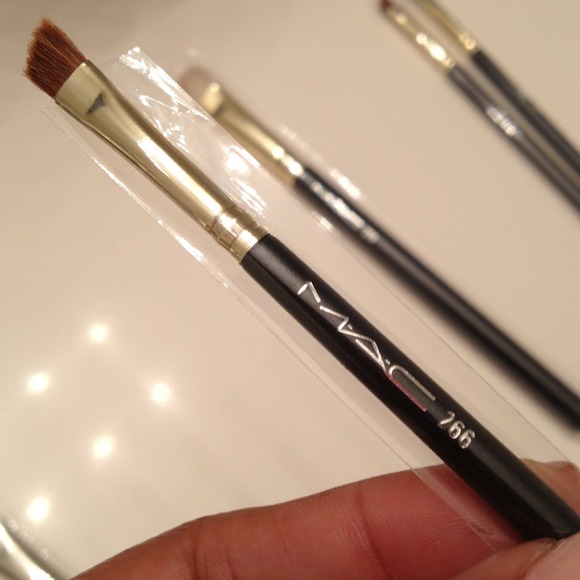 MAC Brush #266 Small angle brush
