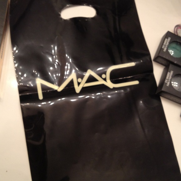 MAC shadows - Picture 4 of 4