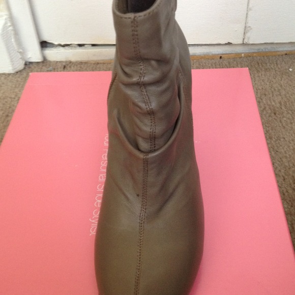 A pair of boots - Picture 2 of 3