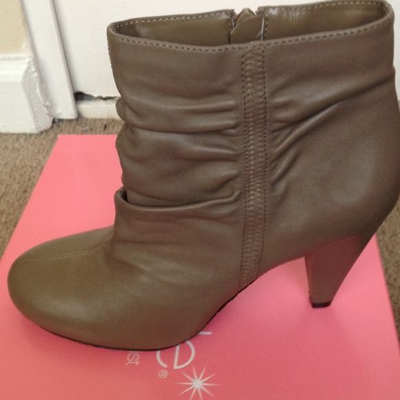 A pair of boots - Picture 3 of 3