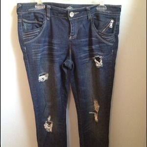 Cute holy skinny jeans with zippers
