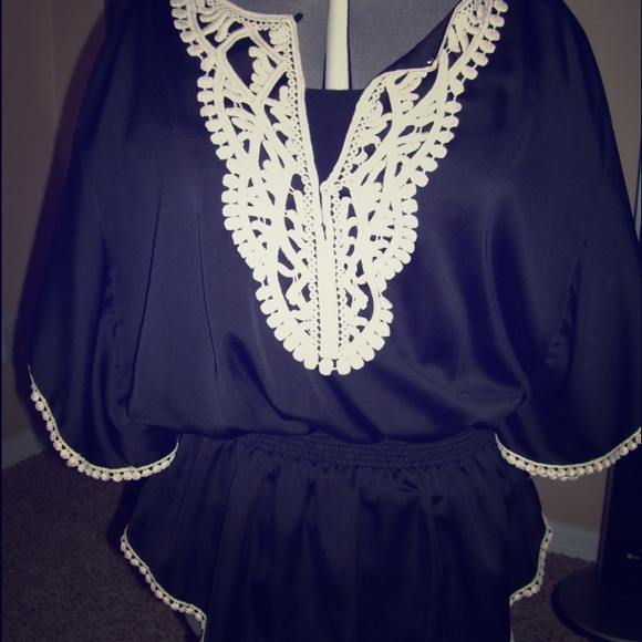 ~~SOLD~~Pretty black and white lace top