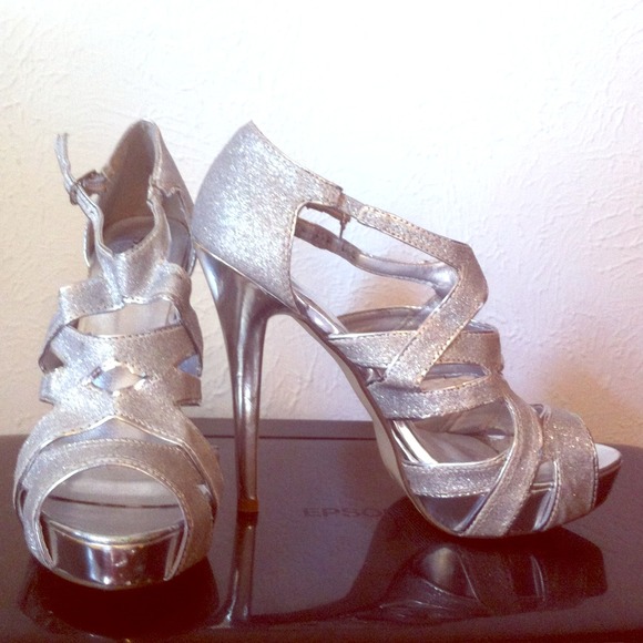 🎉REDUCED!🎉 Silver glitter heels🎀