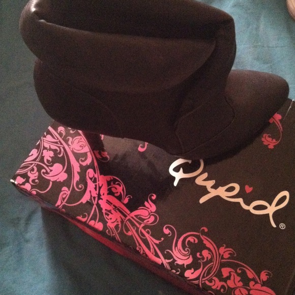 NIB Qupid angle cuff ankle boots - Picture 1 of 2