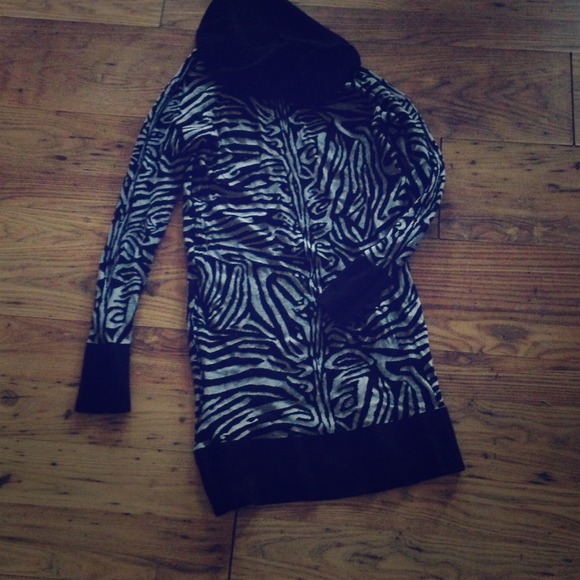 Black and gray sweater