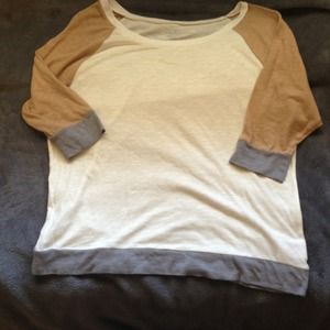 Block style 3/4 sleeve shirt.