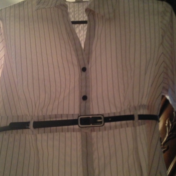 Nice belted long sleeve dress shirt - Picture 2 of 2