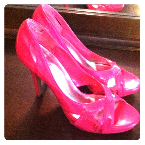 🚫Reserved for tiffenie12 Pink heels & blk heels