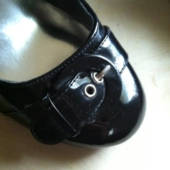Simple buckle heels - Picture 2 of 4