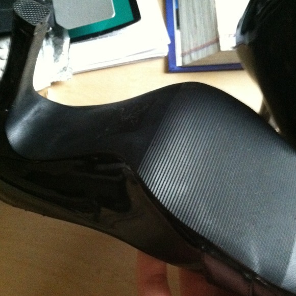 Simple buckle heels - Picture 3 of 4