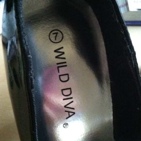 Simple buckle heels - Picture 4 of 4