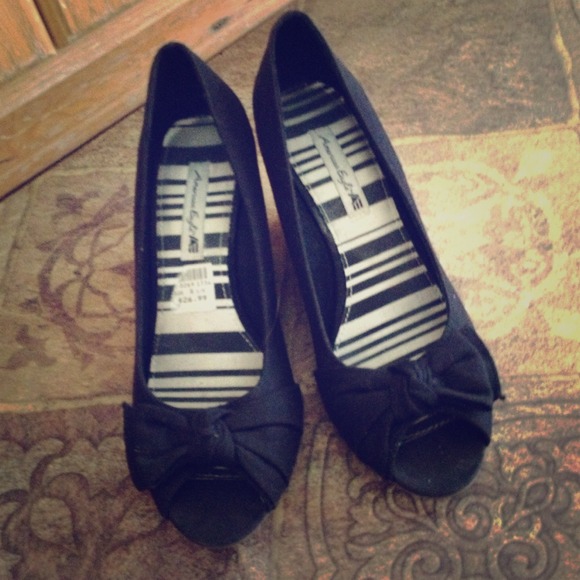 Cute 2 inch heels with black bow