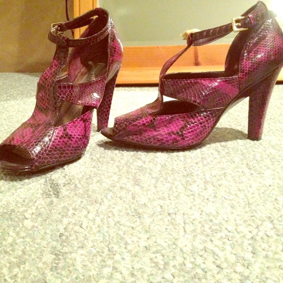 Vice V. Camuto purple and black snake skin heels