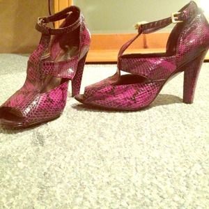 Vice V. Camuto purple and black snake skin heels