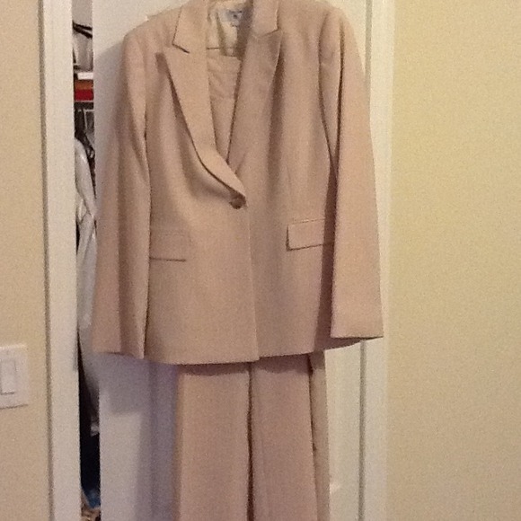 Bundle Sleek business suit never worn!