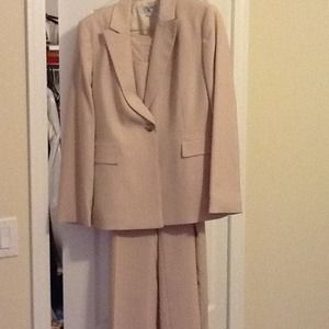 Bundle Sleek business suit never worn!