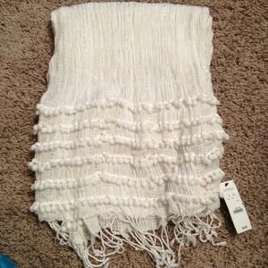 Sold in bundleExpress white/off white fringe s