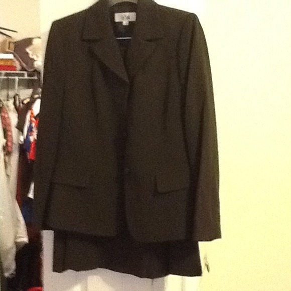 *reduced* nwt skirt suit