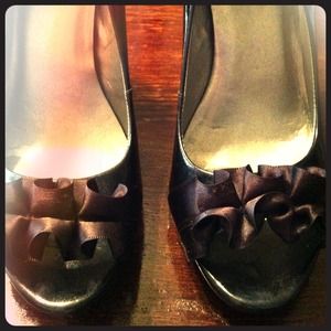 Feminine black heels!