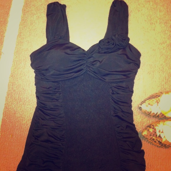 <<SOLD>>Pretty black top!!