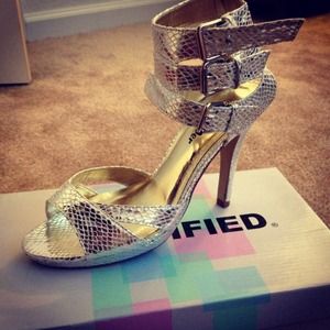 Sexy Platinum 3 buckle heel