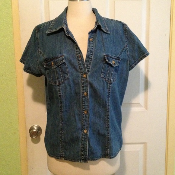Short sleeve denim shirt