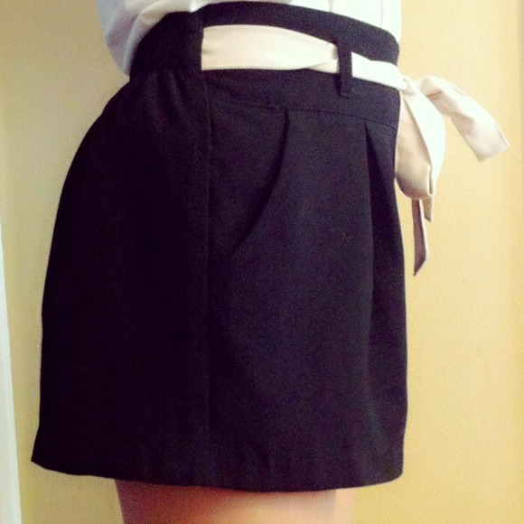 High waist black short along with a cream ribbon - Picture 2 of 3