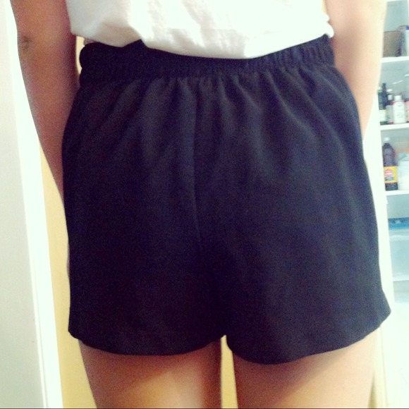 High waist black short along with a cream ribbon - Picture 3 of 3