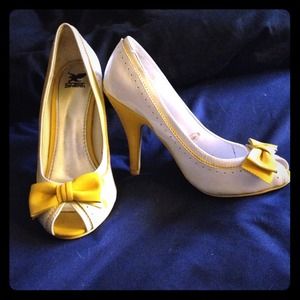 Peep-toe pumps