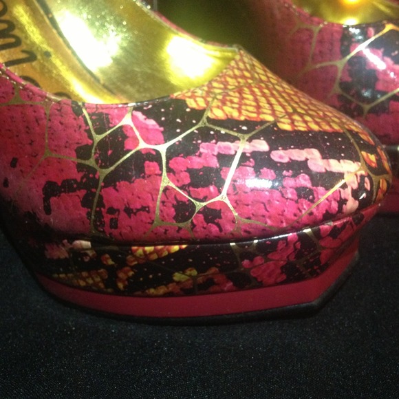 Pumps - Picture 3 of 4