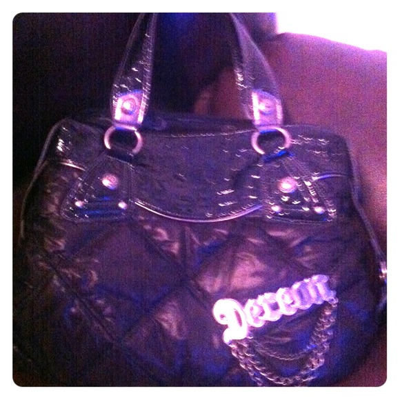 Beyonce quilt shoulder bag in black.