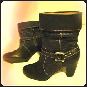 Black with tan stitching, brushed nickel buckle