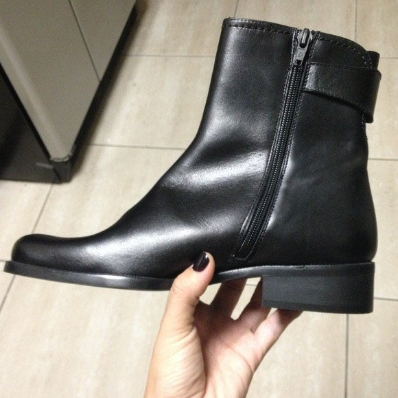 Spanish extraordinary Black leather ankle boots - Picture 2 of 4