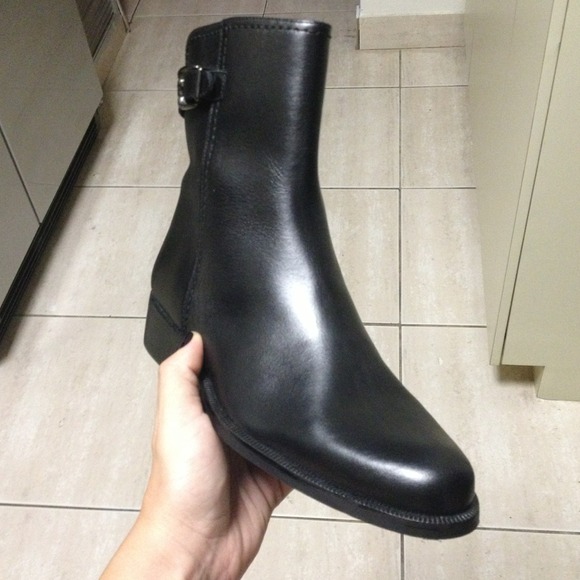 Spanish extraordinary Black leather ankle boots - Picture 3 of 4
