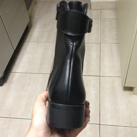 Spanish extraordinary Black leather ankle boots - Picture 4 of 4