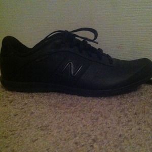 😊RESERVE😊New Balance tennis shoes. All black!